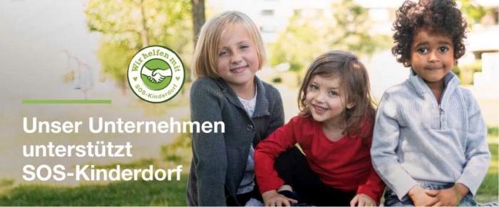 Drei lächelnde Kinder unterschiedlichen Alters und ethnischen Hintergrunds sitzen auf einer Wiese in einem Park. Das linke Kind hat blondes Haar und trägt einen grauen Pullover, das mittlere Kind trägt ein rotes Shirt und hat braunes Haar, das rechte Kind hat lockiges dunkles Haar und trägt einen grauen Pullover. Im Hintergrund sind unscharfe Bäume und Gebäude zu sehen. Links im Bild befindet sich ein Logo mit der Aufschrift „Wir helfen mit SOS-Kinderdorf“ und daneben der Text „Unser Unternehmen unterstützt